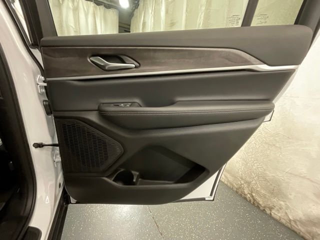 New 2026 Bright White Clear-Coat Exterior Paint Jeep Altitude image 24