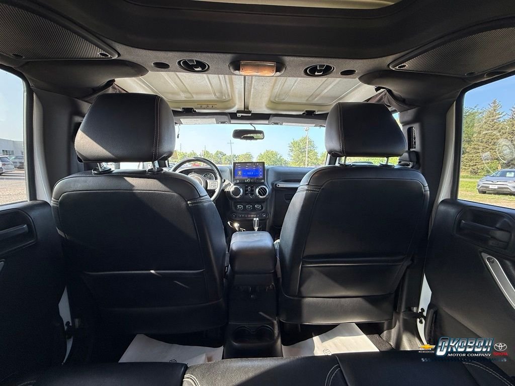 Used 2015 White Jeep Unlimited Sahara image 21