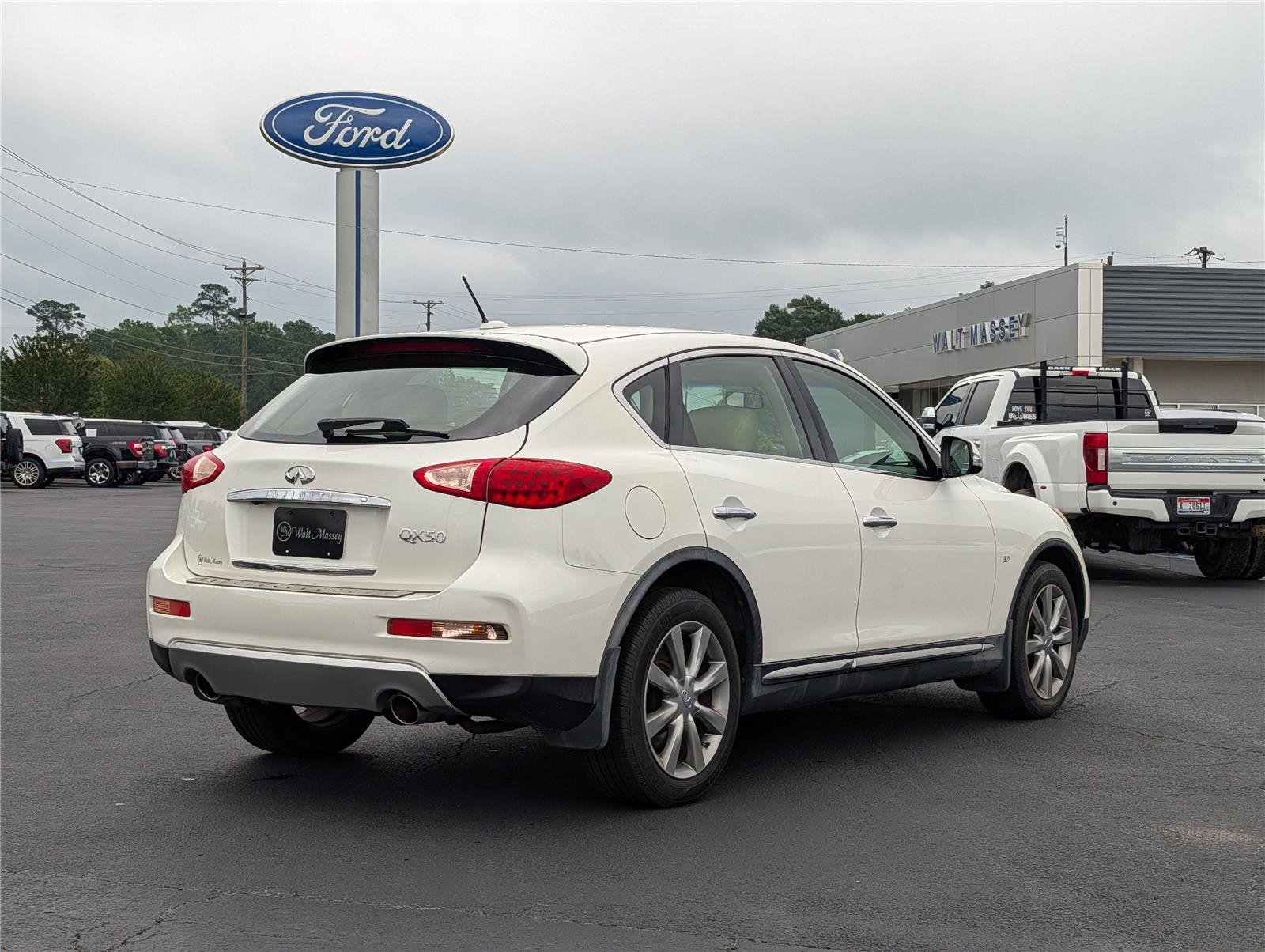 Used 2017 Majestic White INFINITI RWD image 5