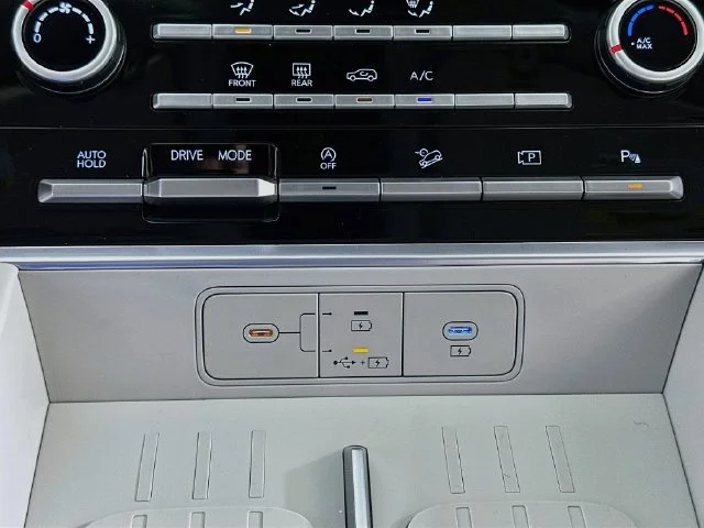 New 2027 Silver Hyundai SE image 17