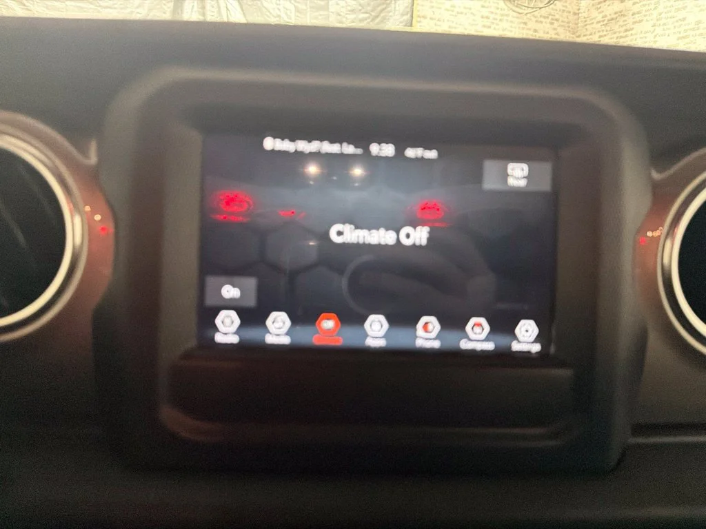Used 2019 Bright White Clearcoat Jeep Unlimited Sahara image 28