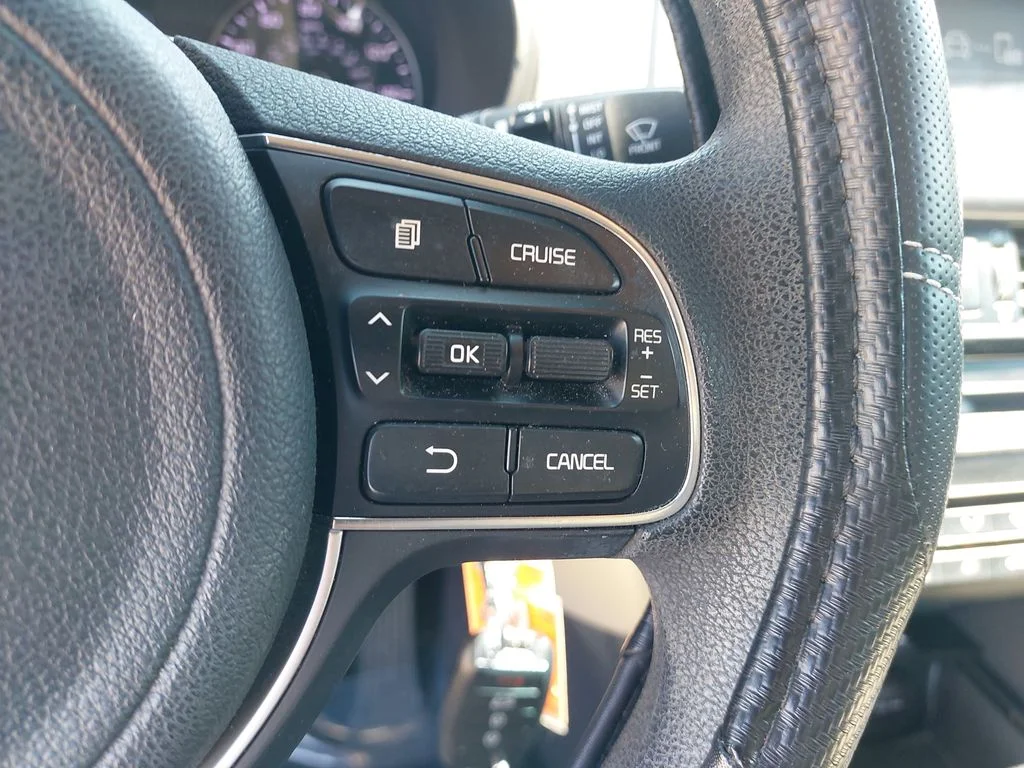 Used 2018 White Kia LX image 17