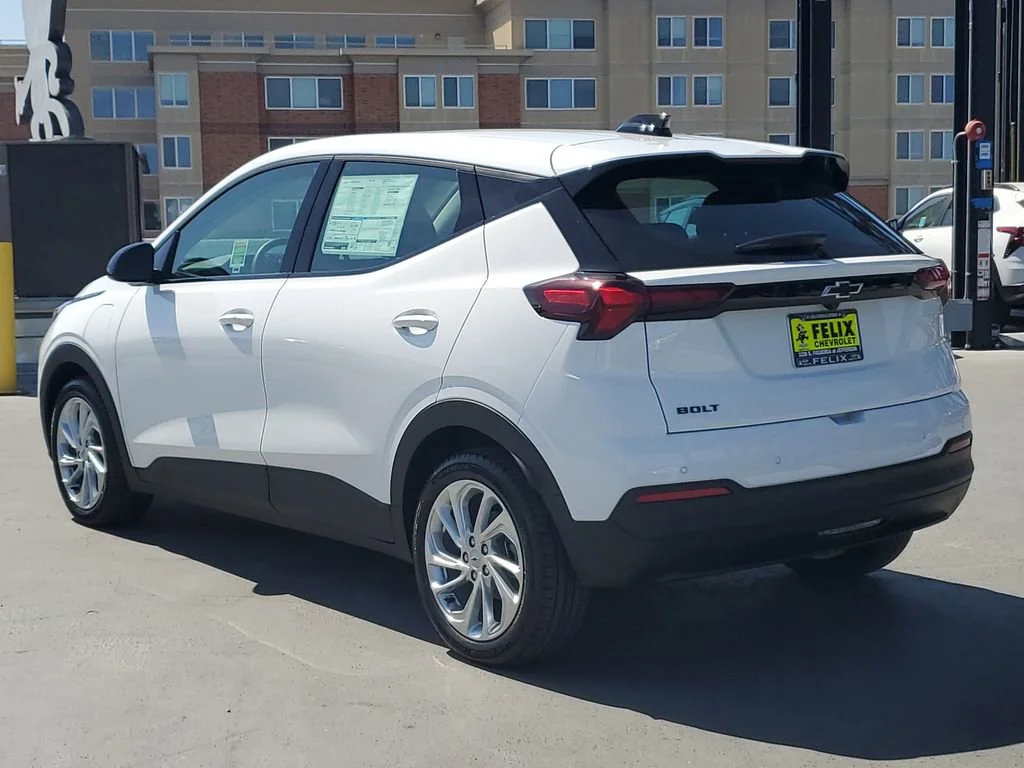 New 2027 Summit White Chevrolet LT image 5