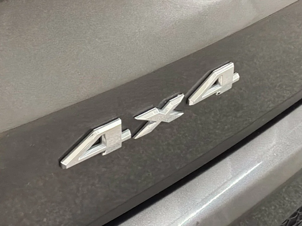 Used 2022 Crystal Metallic Jeep Latitude image 23