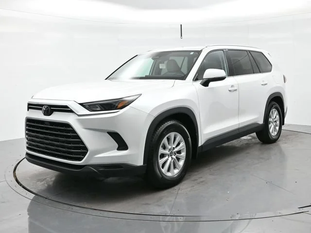 Used 2024 Wind Chill Pearl Toyota XLE image 3
