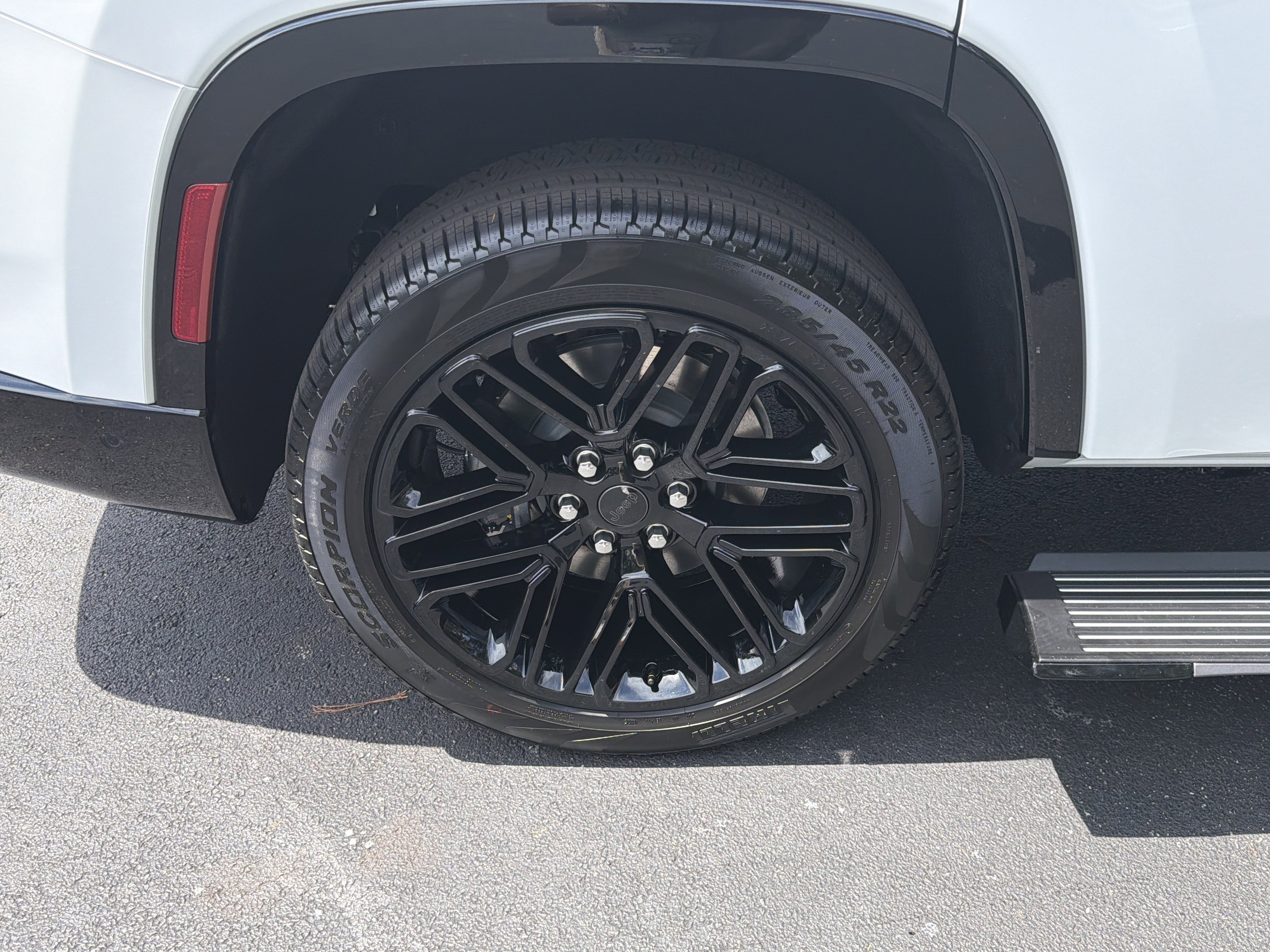 New 2026 Bright White Clear-Coat Exterior Paint Jeep Limited Reserve image 24