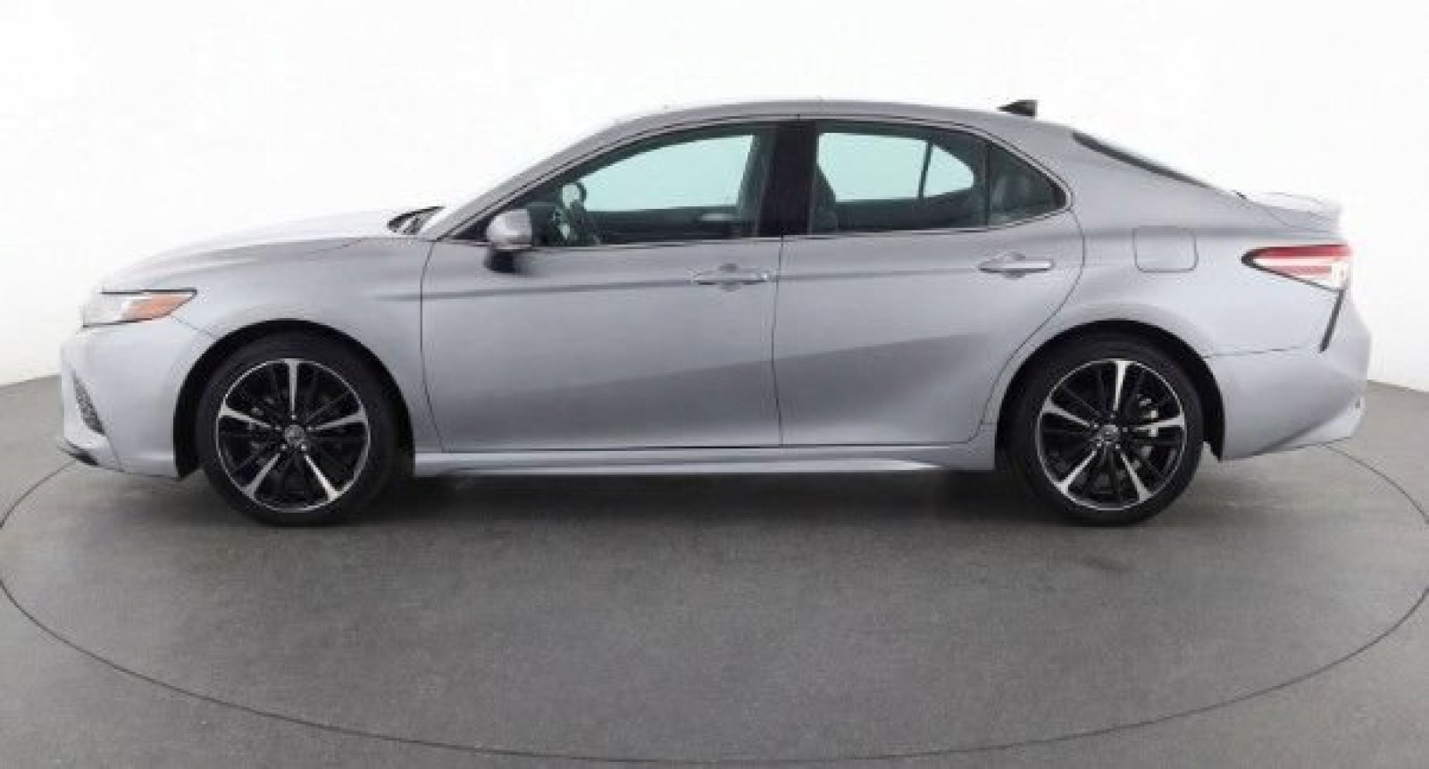Used 2018 Celestial Silver Metallic Toyota XSE V6 image 8