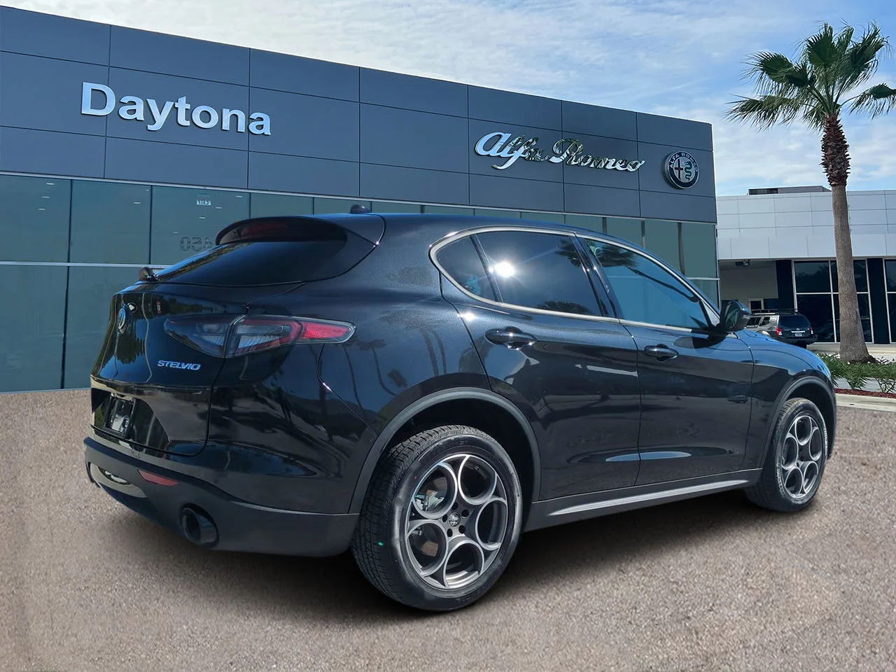 New 2025 Vulcano Black Metallic Exterior Paint Alfa Romeo  image 3
