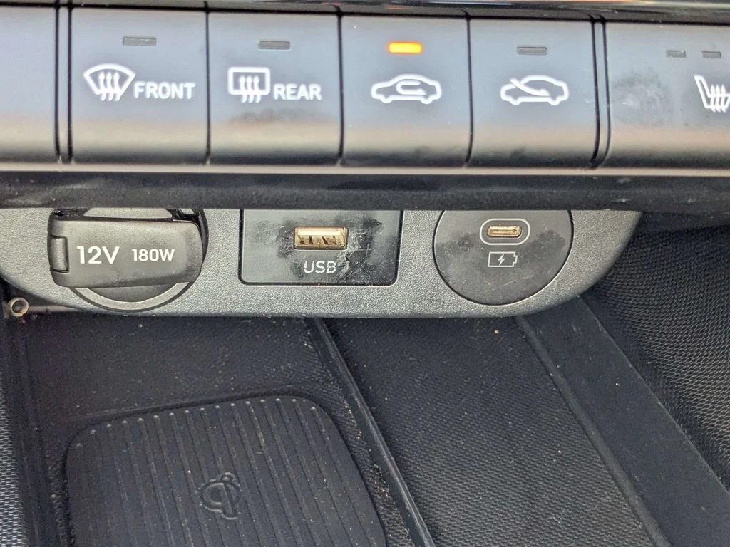 Used 2025 Black Hyundai SEL Convenience image 23