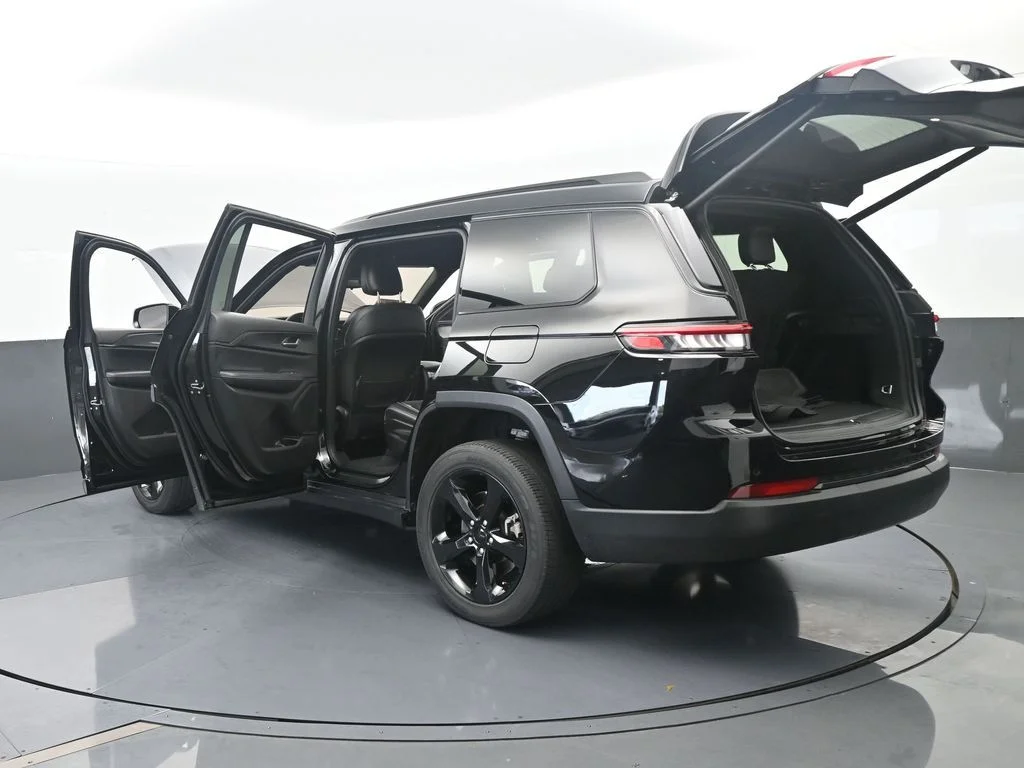 Used 2023 Diamond Black Crystal Pearlcoat Jeep Altitude image 71