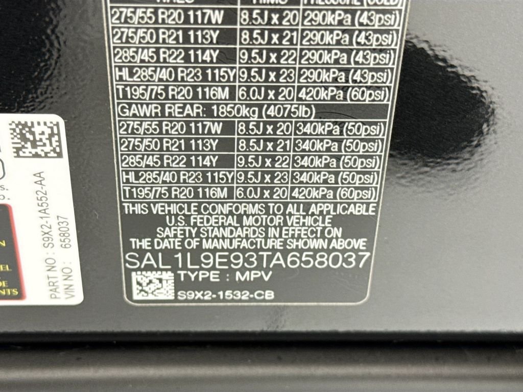 New 2026 Santorini Black Land Rover Dynamic SE image 34