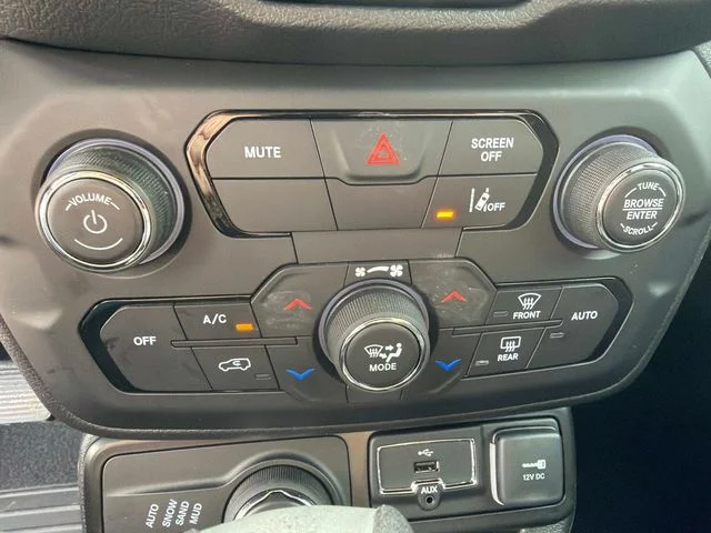 Used 2022 Red Jeep Latitude image 23