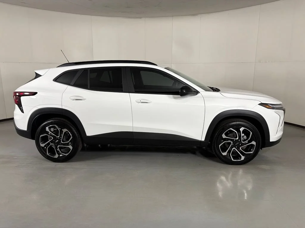 New 2026 Summit White Chevrolet 2RS image 11
