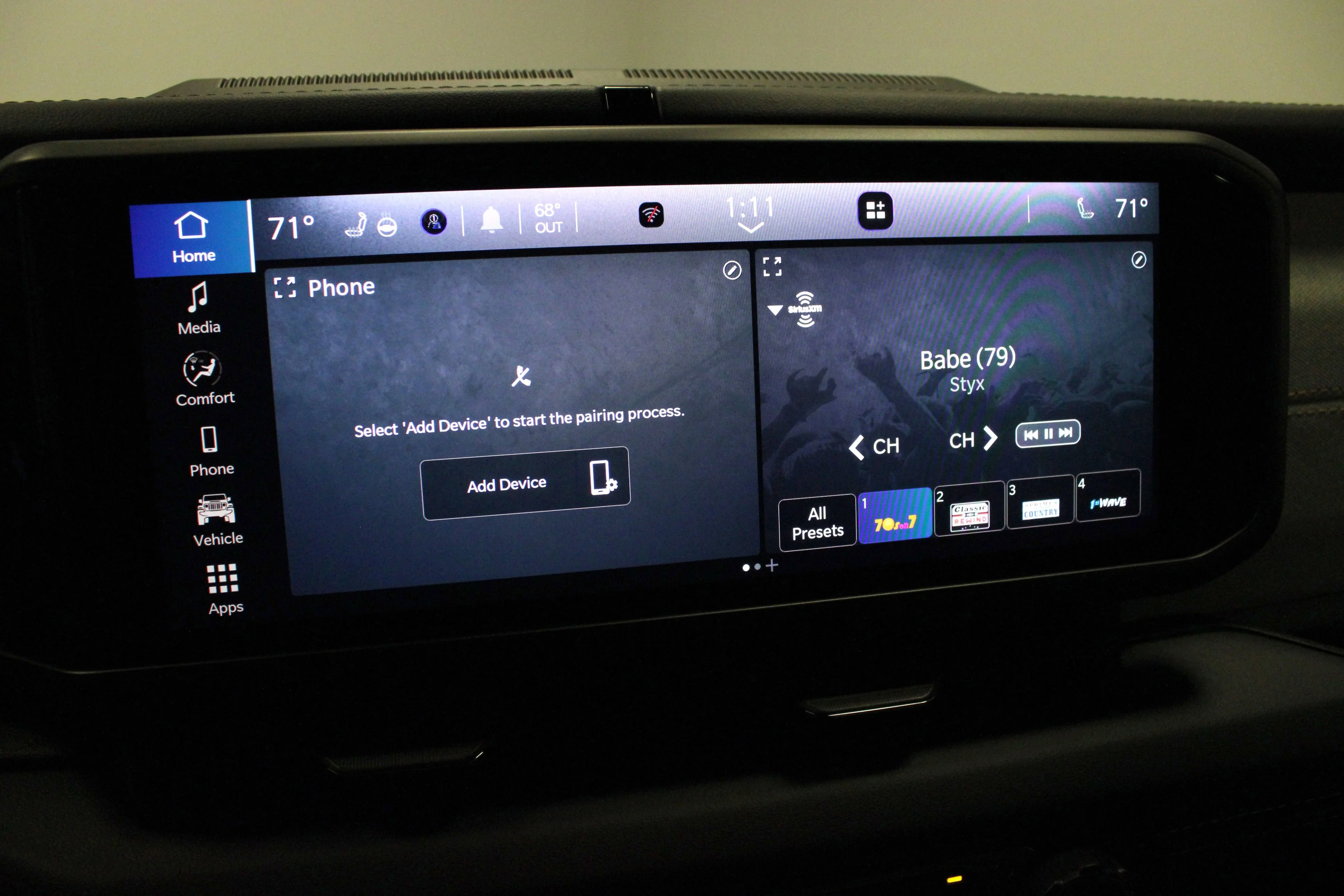 Used 2025 Granite Crystal Metallic Clearcoat Jeep Sahara image 24