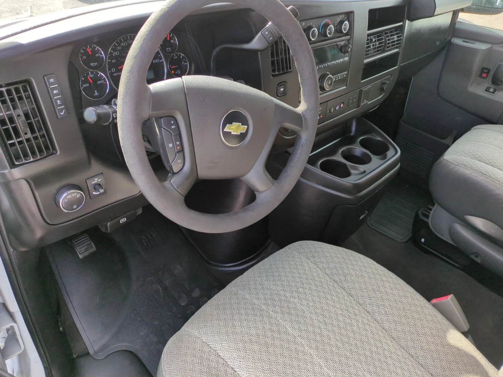 2019 Chevrolet Express Passenger LT - Photo 20