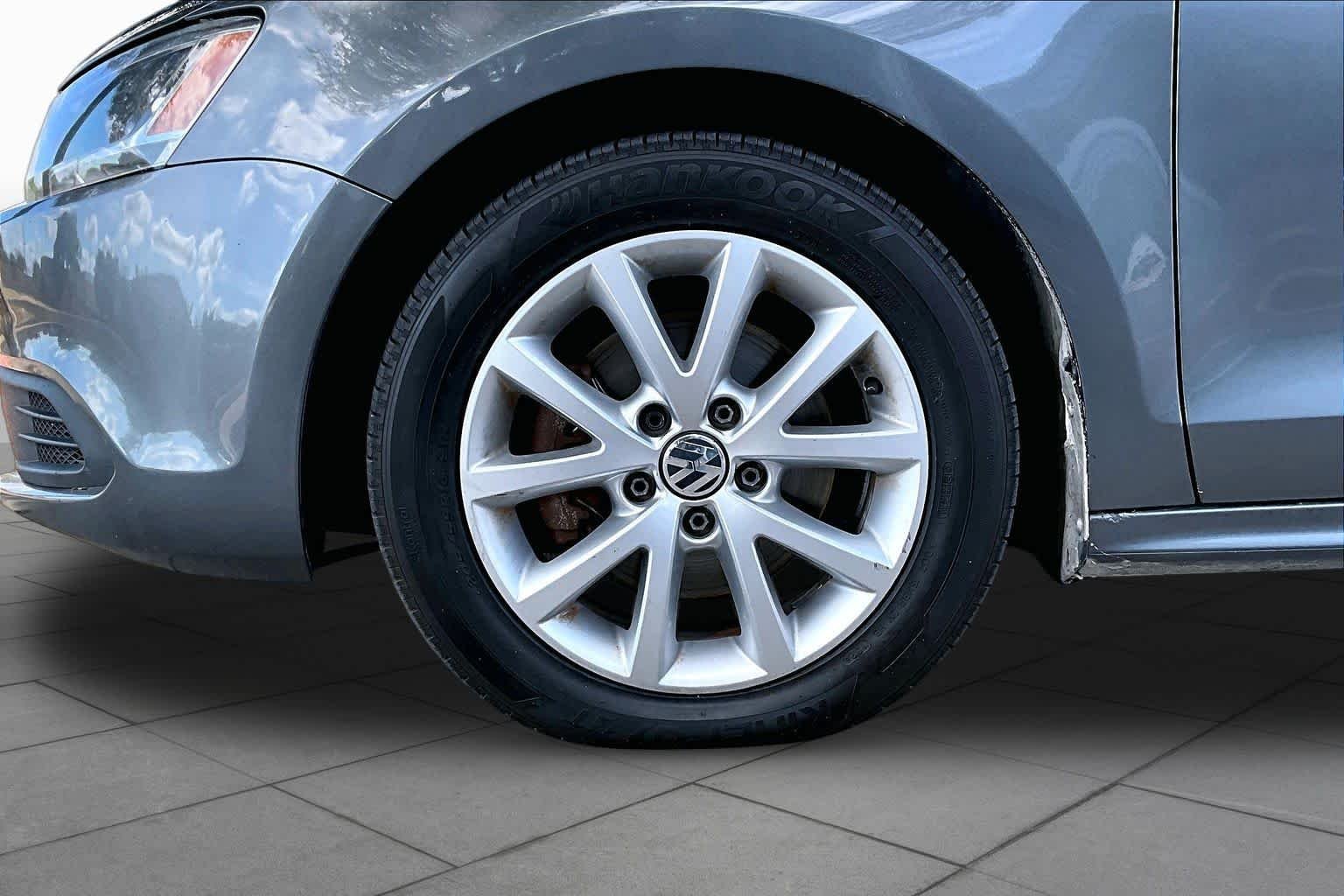 Used 2013 Platinum Gray Metallic Volkswagen SE image 11