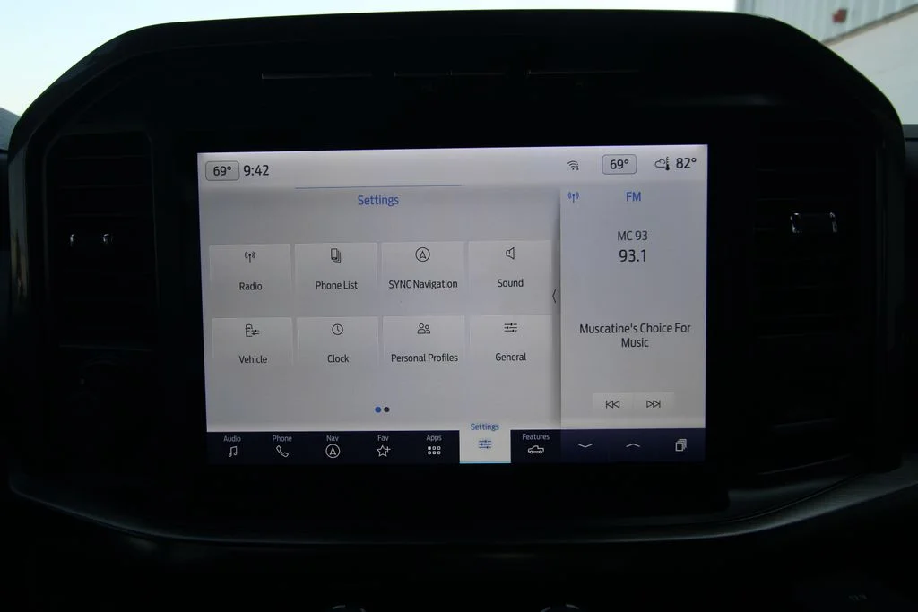 Used 2023  Ford Lariat image 36