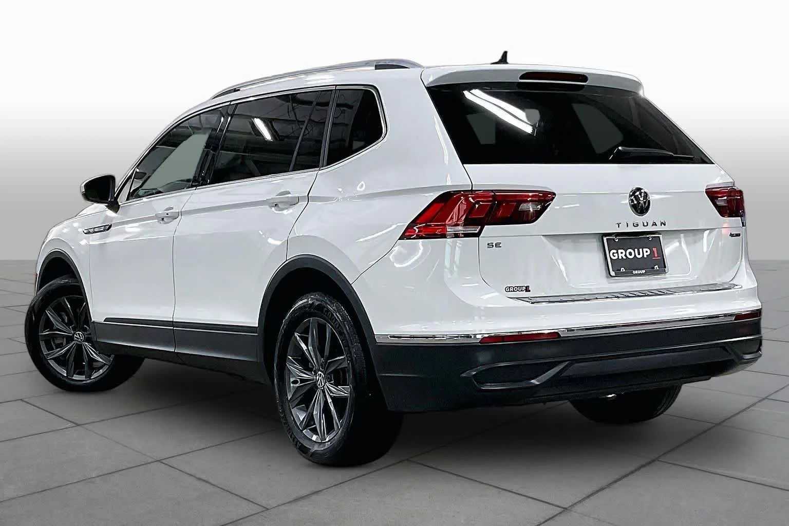 Used 2022 Pure White Volkswagen SE image 12