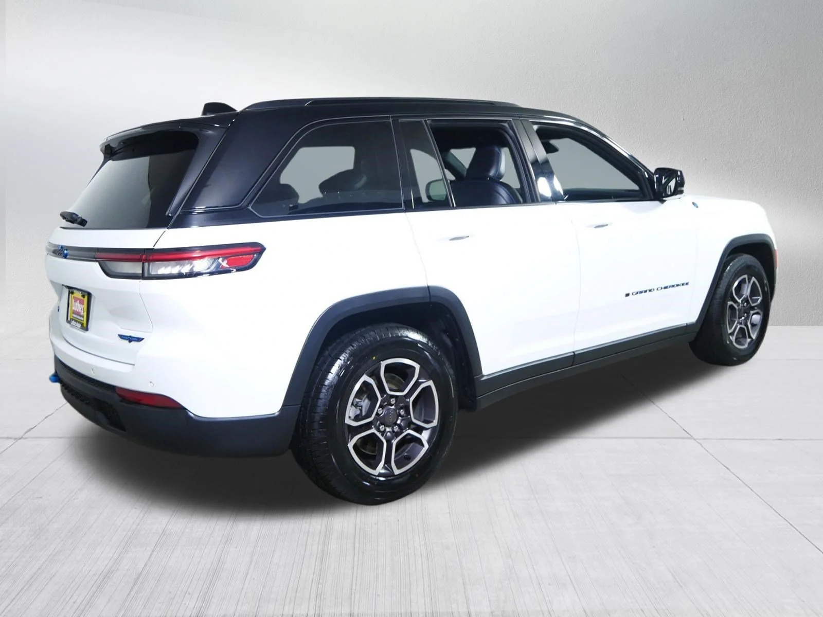 Used 2022 Bright White Clearcoat Jeep Trailhawk image 7