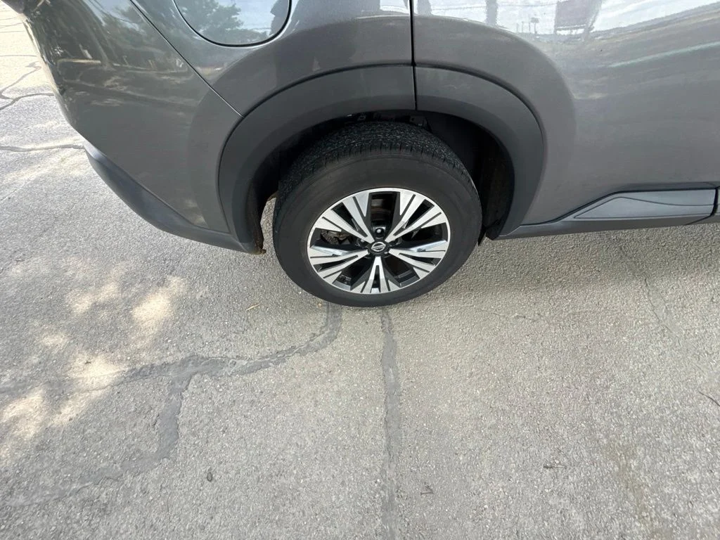Used 2021 Gray Nissan SV image 7