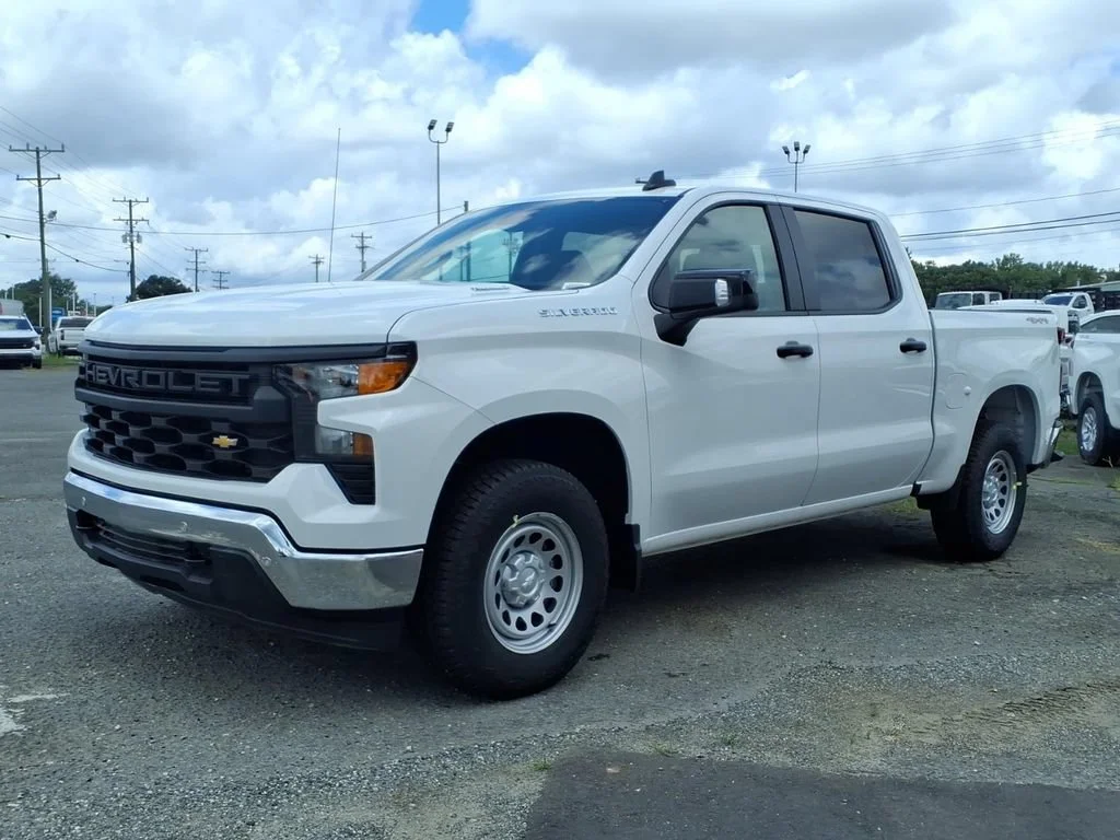 New 2026 Summit White Chevrolet WT image 3