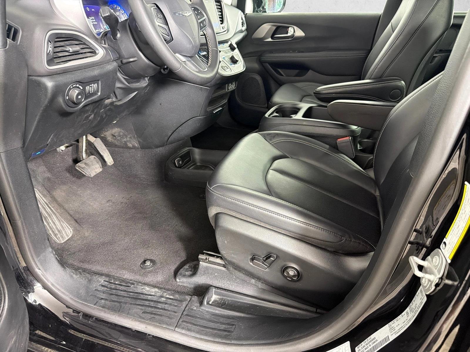 Used 2025 Diamond Black Crystal Pearlcoat Chrysler Select image 9
