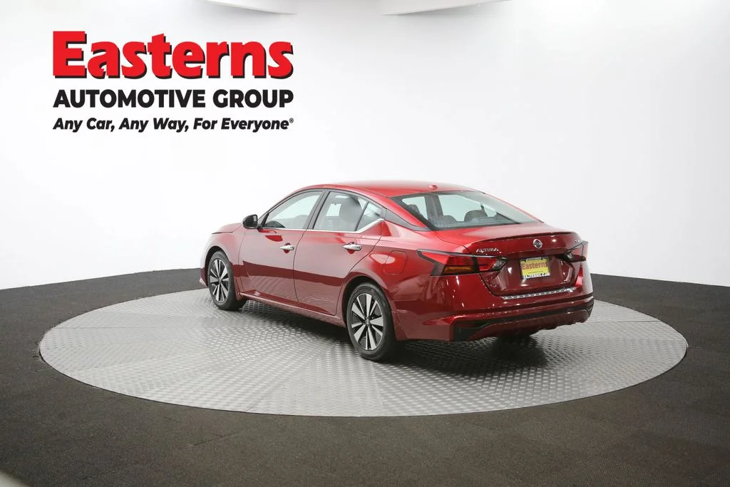 Used 2022 Red Nissan 2.5 SV image 61