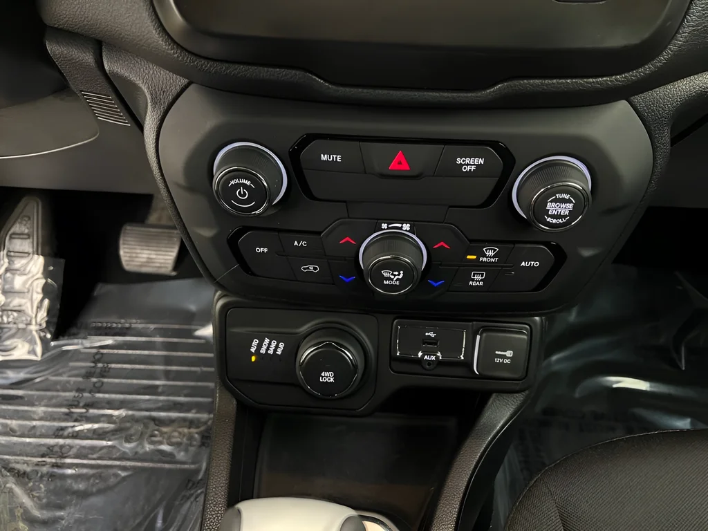 Used 2018 Hypergreen Clearcoat Jeep Latitude image 20