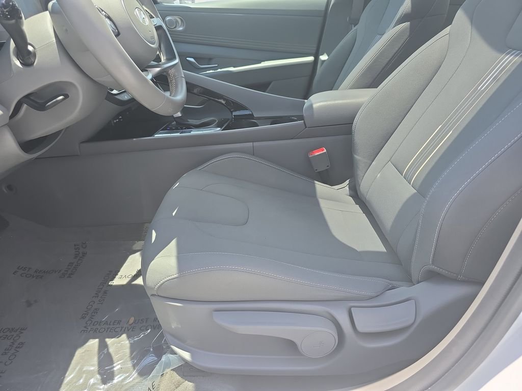 Used 2025 White Hyundai SEL Convenience image 26