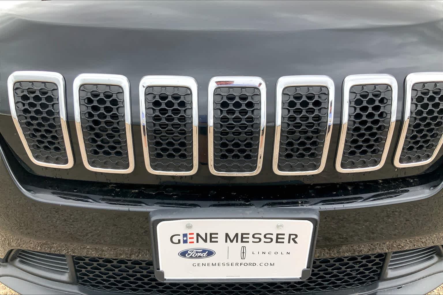 Used 2019 Diamond Black Crystal Pearlcoat Jeep Latitude Plus image 30