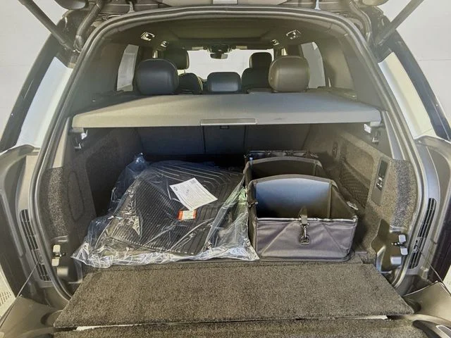 New 2026 Fuji White Land Rover SE image 28