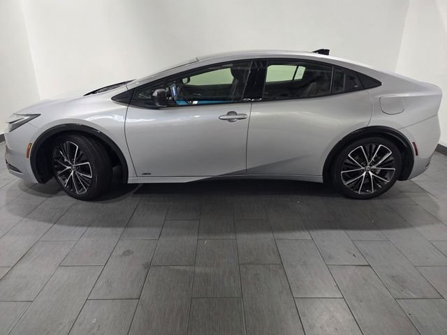 Used 2023  Toyota XLE image 2