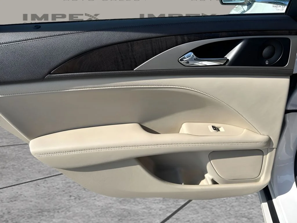 Used 2019 White Lincoln Reserve image 28