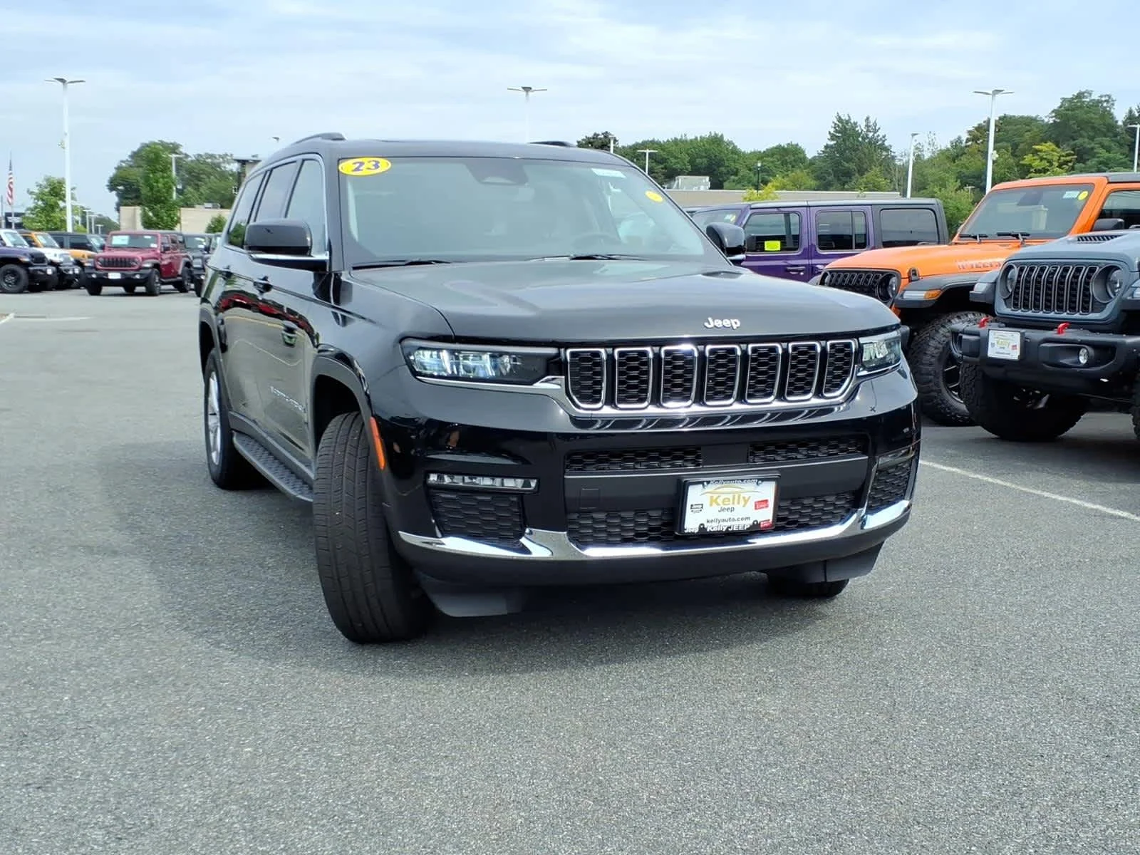 Used 2023 Diamond Black Crystal Pearlcoat Jeep Limited image 4