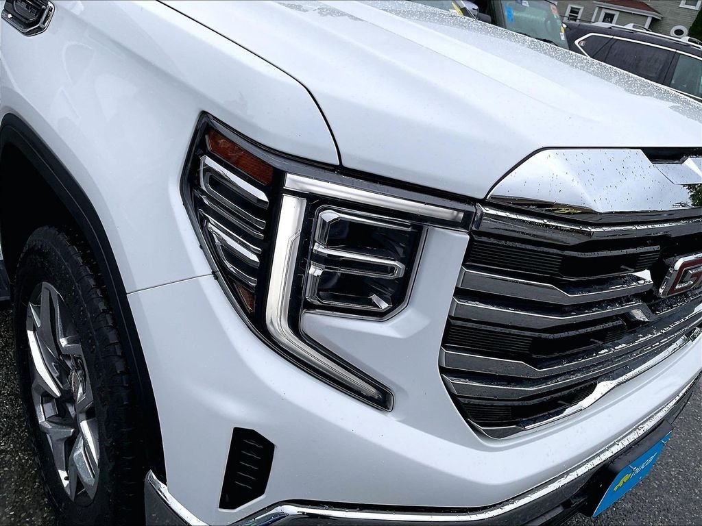 Used 2023 White GMC SLT image 34