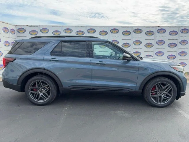 2026 Ford Explorer ST-LINE RWD's photo