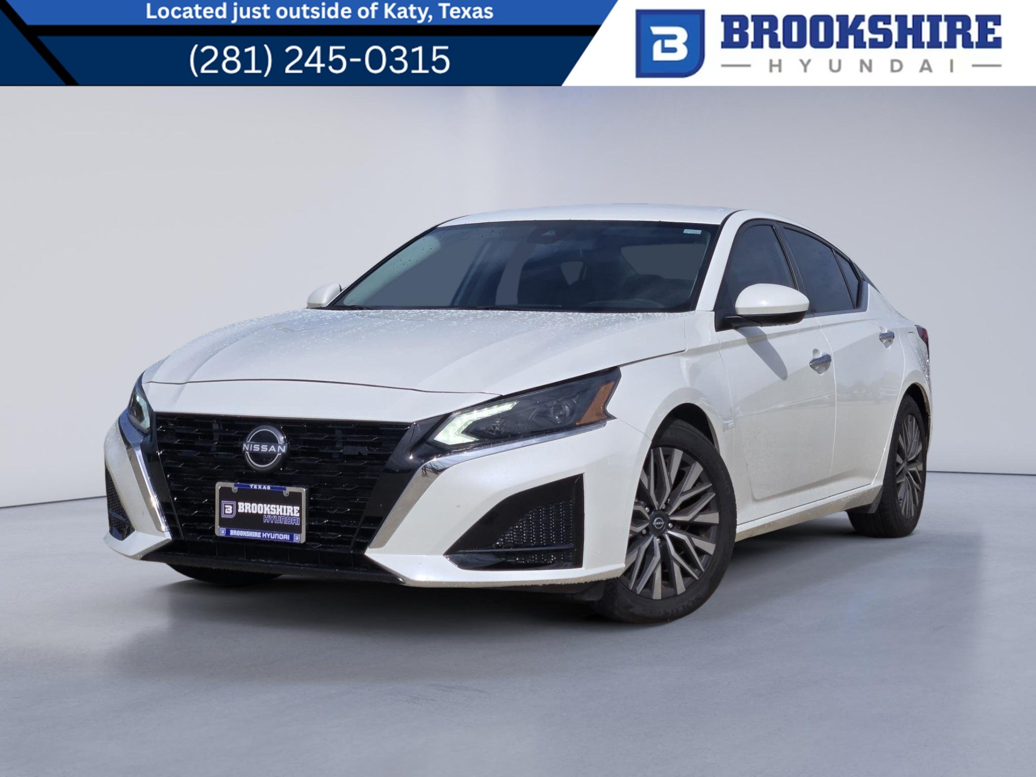 Used 2023 Pearl White Tricoat Nissan 2.5 SV image 1