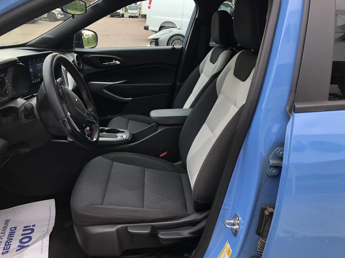 Used 2024 Blue Chevrolet Fwd 4dr 1rs image 11