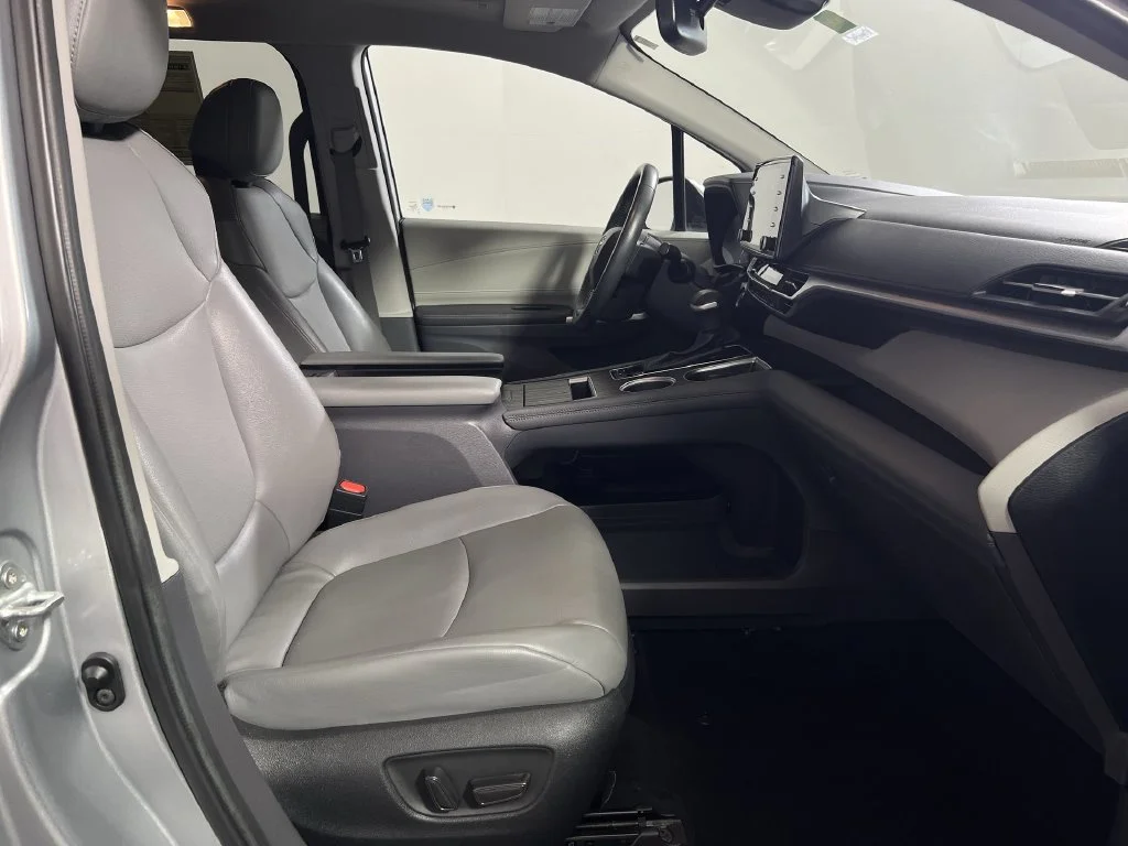 Used 2022 Silver Toyota XLE image 25