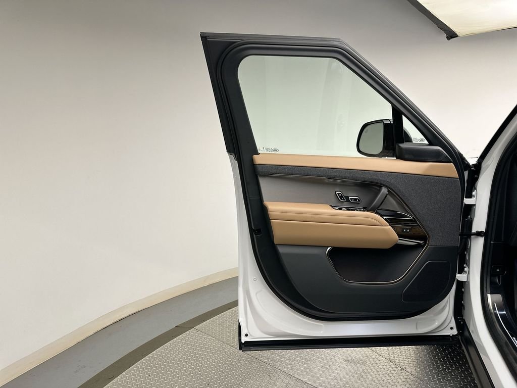 New 2026 Fuji White Land Rover SE image 9
