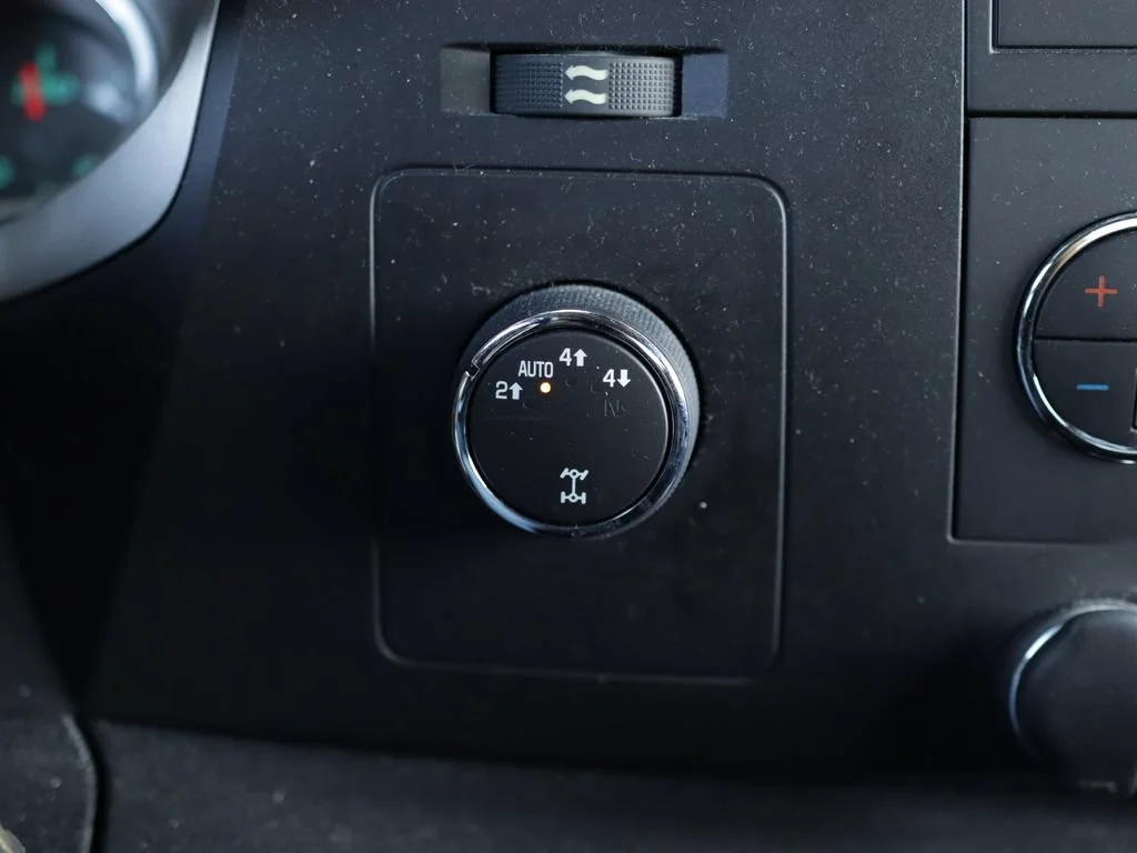 Used 2010 SUMMIT WHITE Chevrolet LT image 15