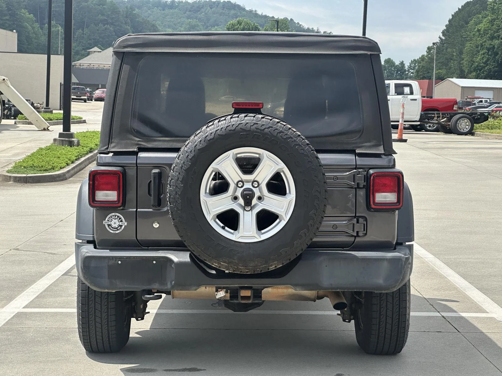 Used 2018 Granite Crystal Clearcoat Metallic Jeep Sport S image 6