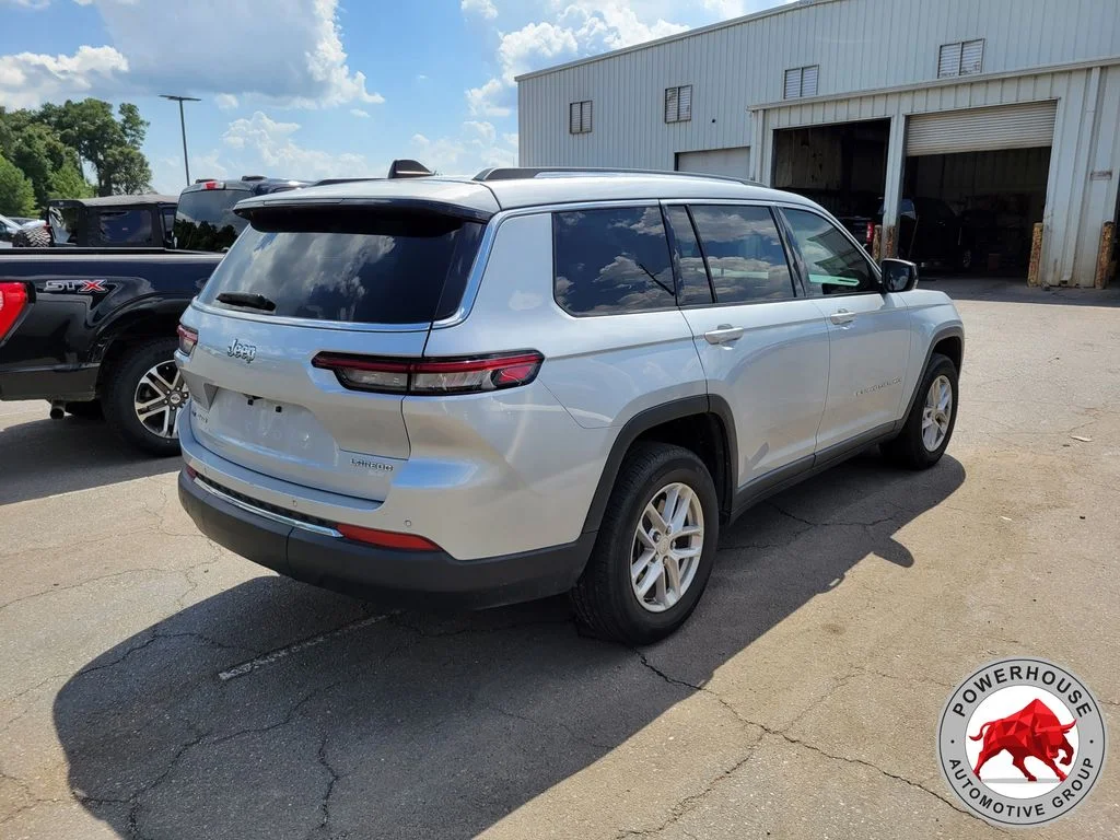 Used 2023 Silver Jeep Laredo image 4