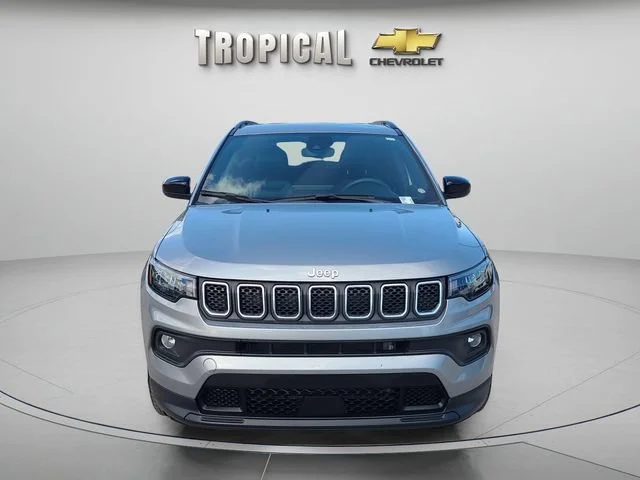Used 2024 Silver Jeep Latitude image 5