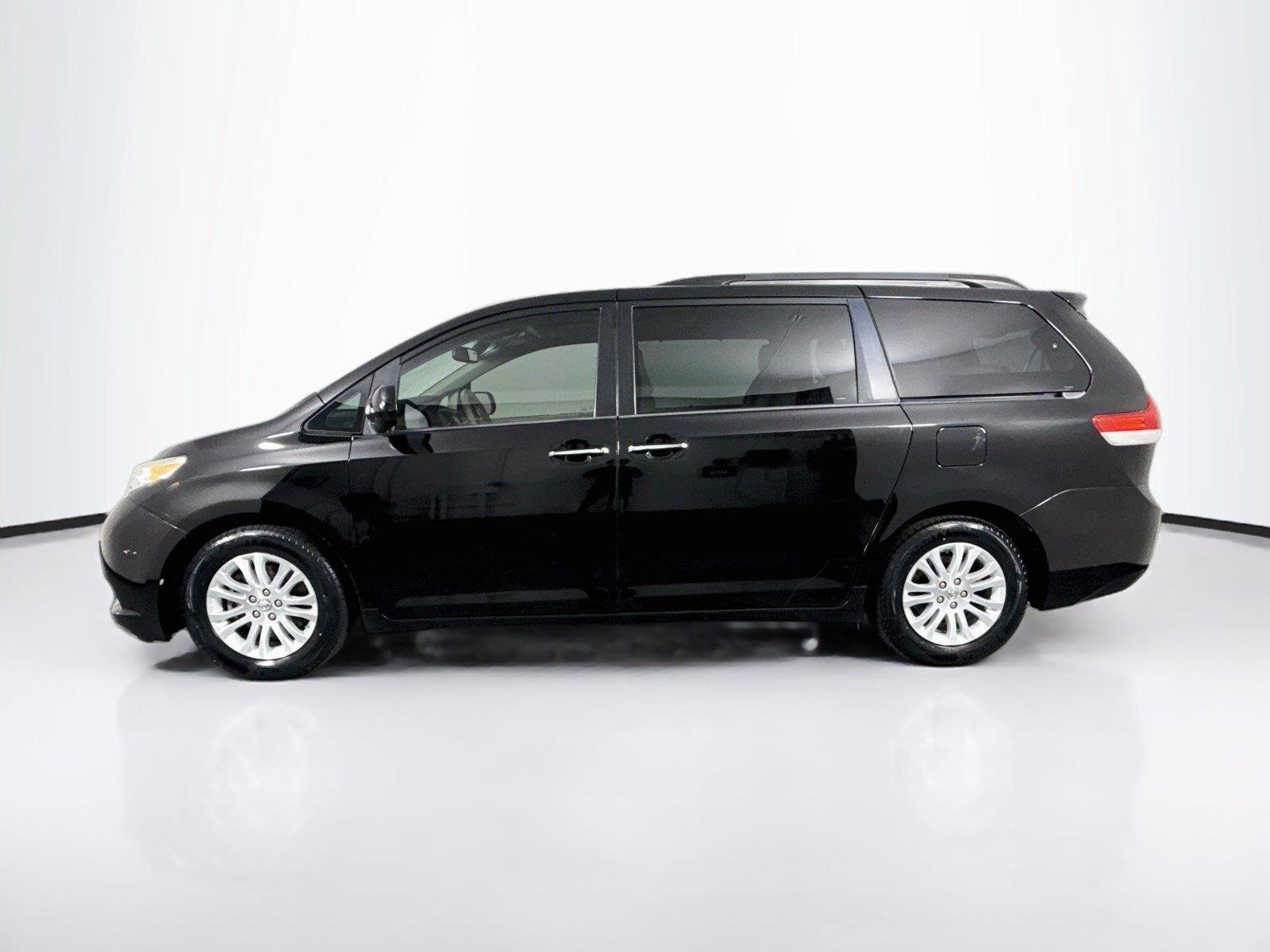 Used 2013 Black Toyota XLE image 14