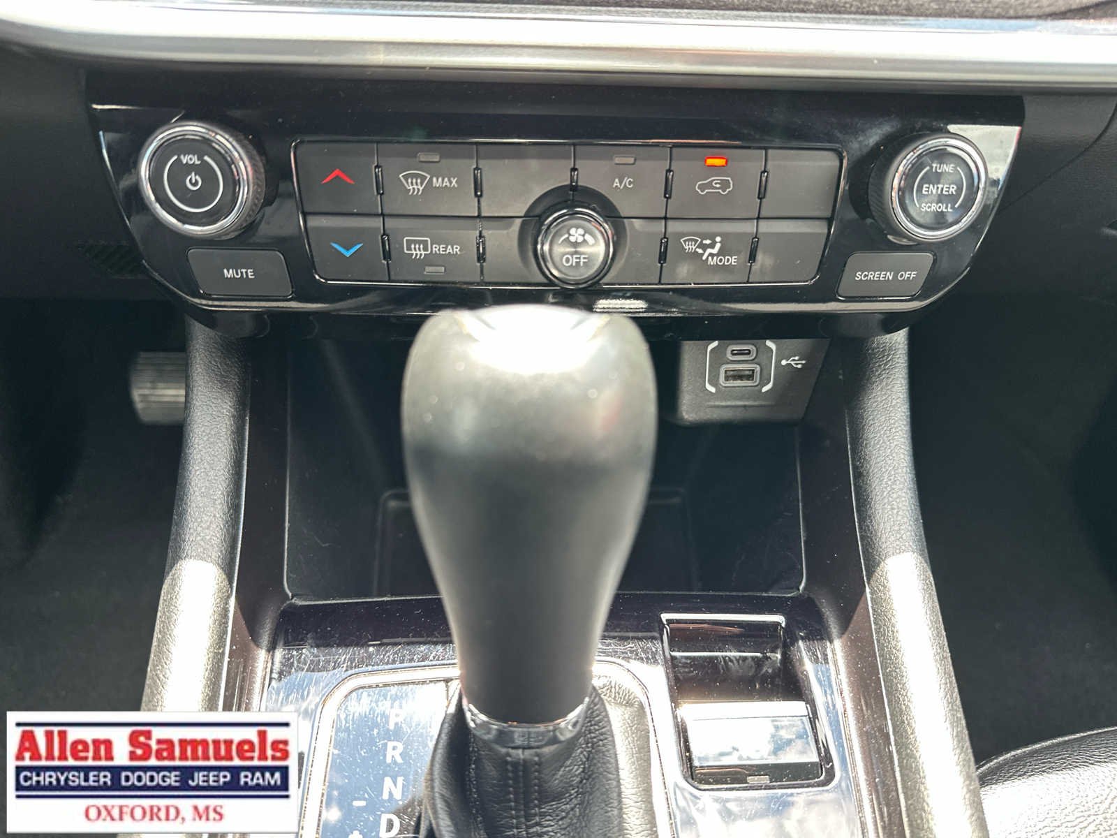 Used 2024 Sting-Gray Clearcoat Jeep Latitude image 29