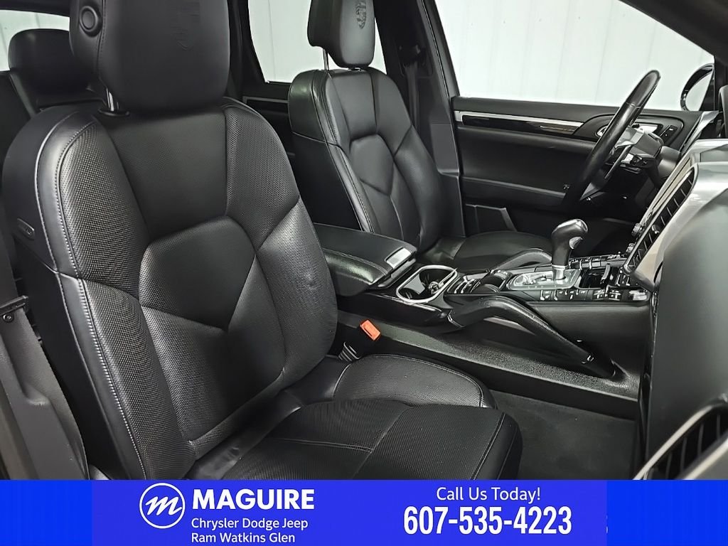 Used 2017 Moonlight Blue Metallic Porsche Base image 18