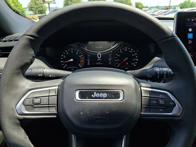 Used 2023 Red Jeep Latitude image 25