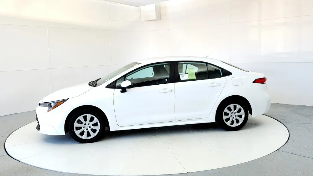 New 2027 Ice Cap Toyota LE image 3