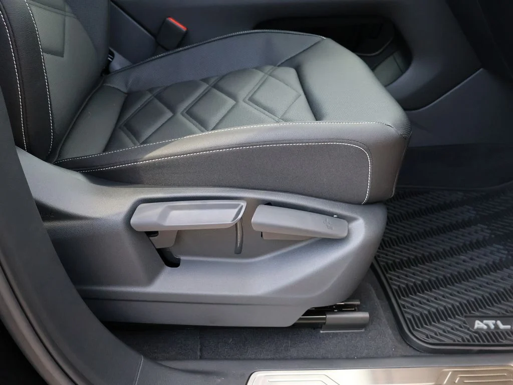 New 2026 Black Volkswagen 2.0T SE w/Technology image 12